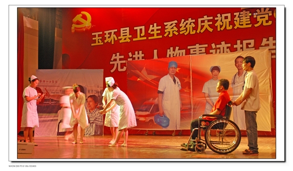 根据阮宏标、万晓慧、王充事迹改编的诗朗诵伴舞“白衣礼赞”