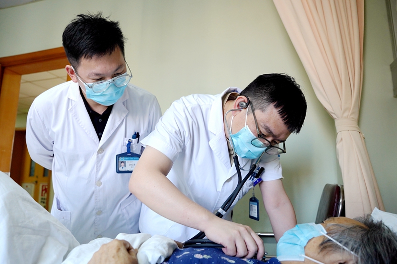 张富床边查房.jpg