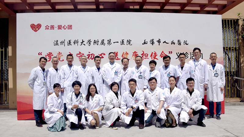 合影1_副本.jpg 合影1_副本.jpg