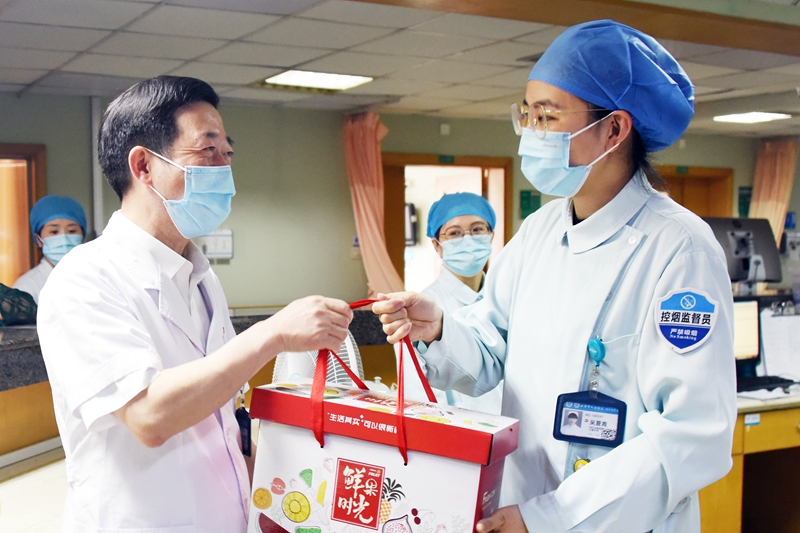 0512 护士节慰问17.jpg 0512 护士节慰问17.jpg