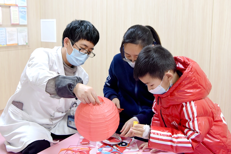 投稿：做灯笼 猜灯谜 医护陪小朋友过元宵 (1).jpg