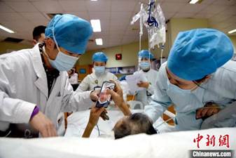 clip_image002.jpg 说明: 见屏如面浙江一医院ICU推出“云探视”让亲情触屏可见