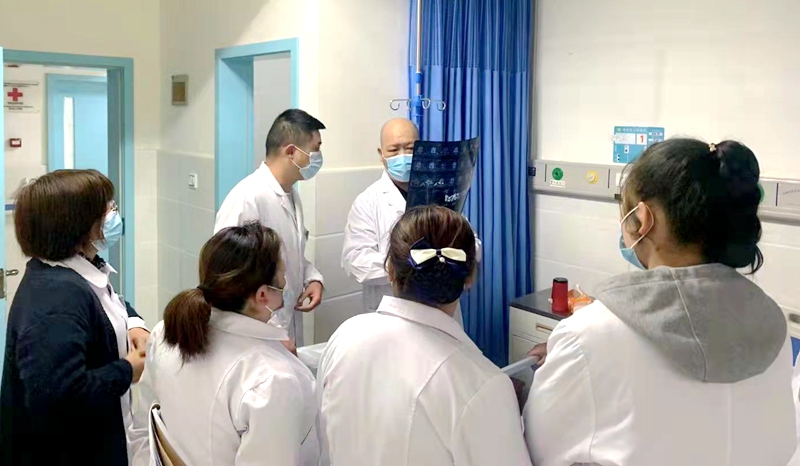 刘言云(后排右一)开展教学查房.jpg 刘言云(后排右一)开展教学查房.jpg