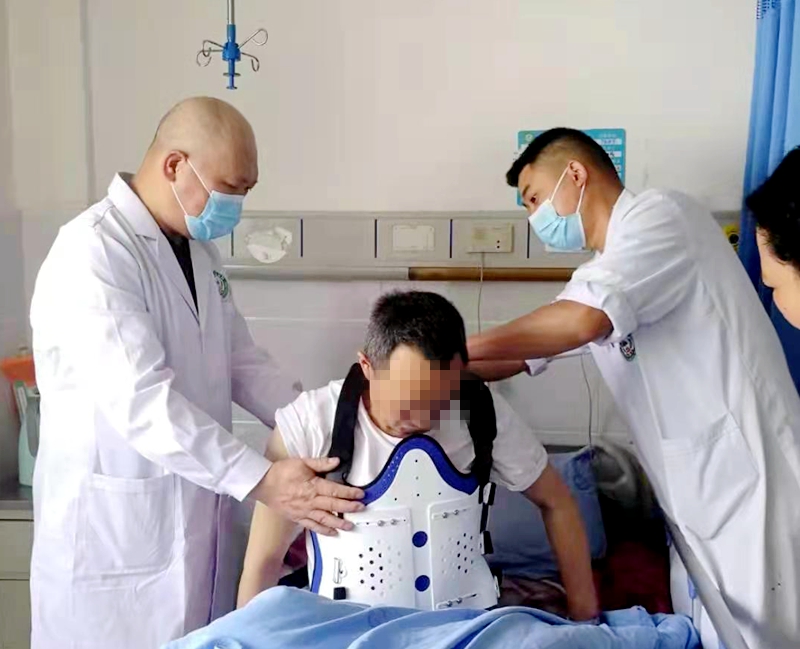 刘言云(左一)为脊柱外科术后病人佩戴支具.jpg 刘言云(左一)为脊柱外科术后病人佩戴支具.jpg