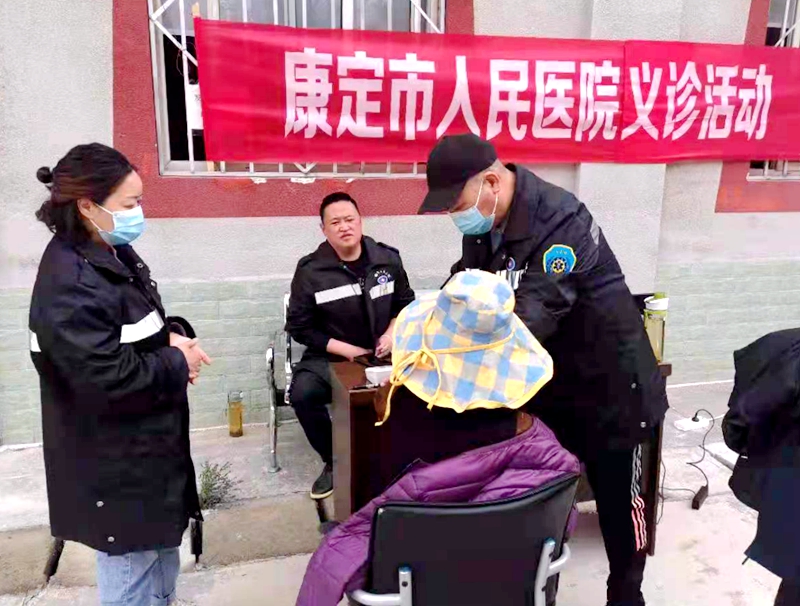 刘言云(右二)为群众义诊.jpg 刘言云(右二)为群众义诊.jpg