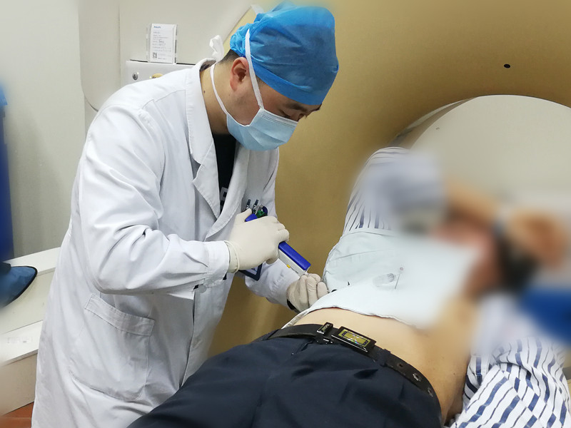 苏维杰正在操作.jpg 苏维杰正在操作.jpg