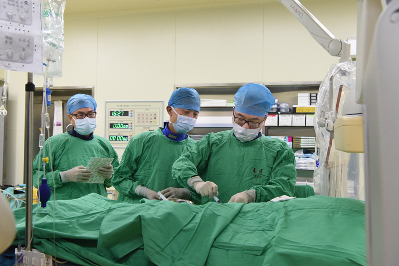首例介入手术_副本.png