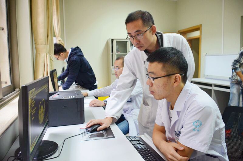 郑俊斌 看片.jpg 郑俊斌 看片.jpg