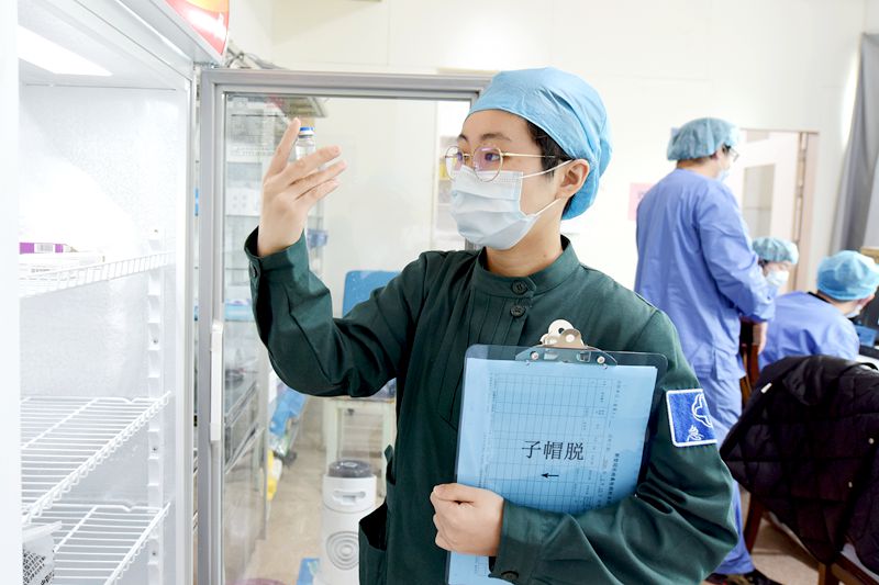 抗击疫情杰出护士 9 李昂鸿_副本.jpg