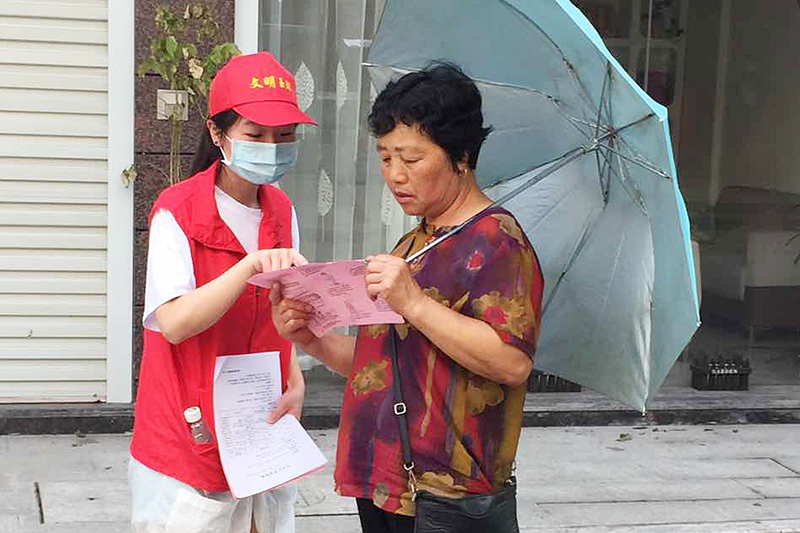 志愿者协助分院 开展宣传.jpg