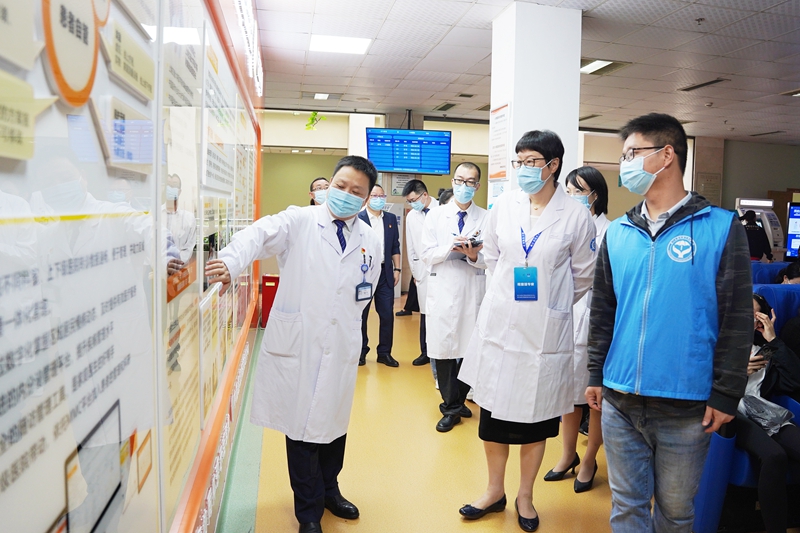 大组长现场 走访.jpg