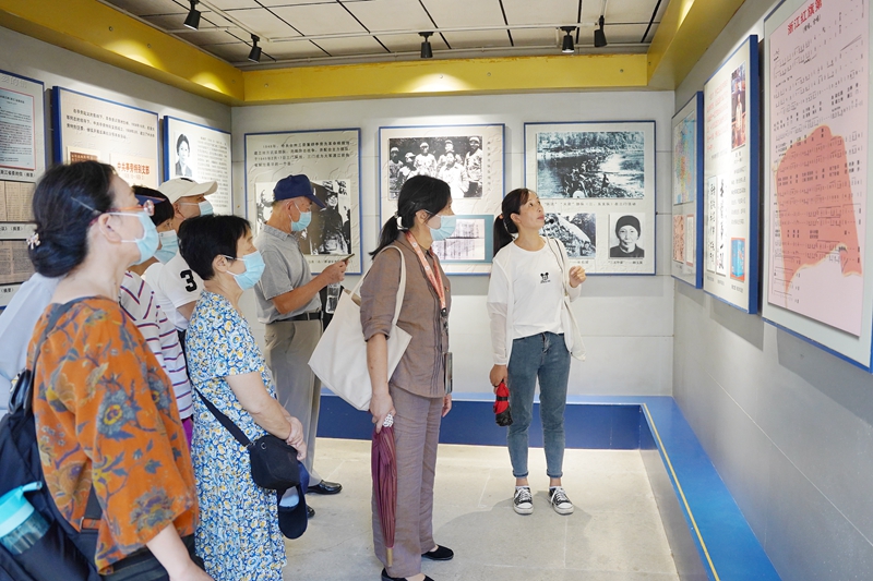 0926 退休支部 三门亭旁2.jpg