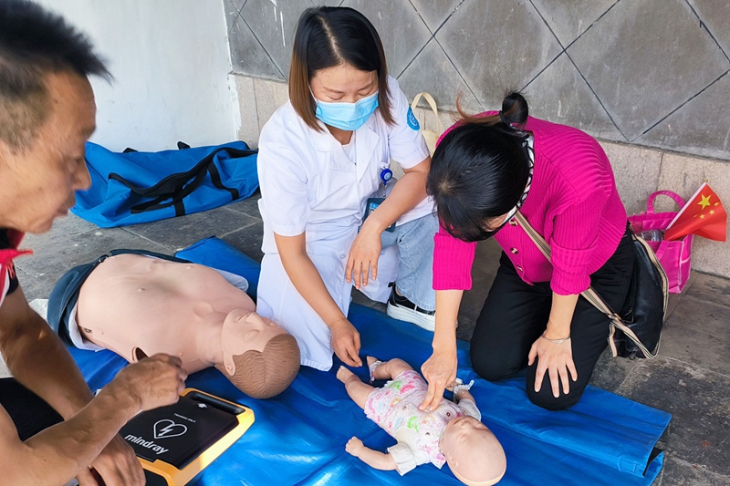 1115 新生儿科 公园义诊1.jpg 1115 新生儿科 公园义诊1.jpg