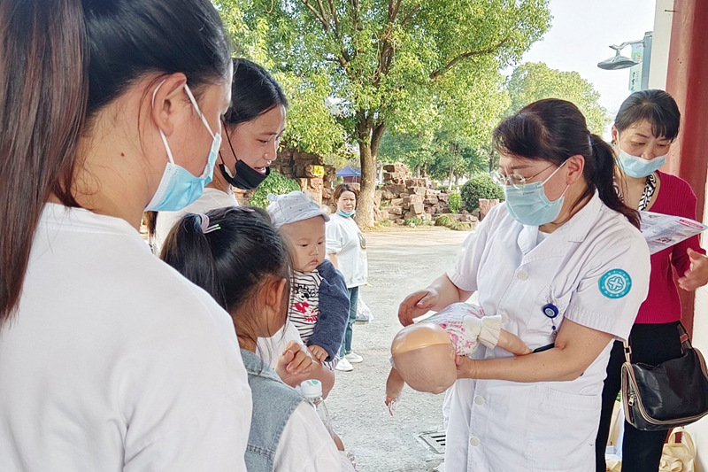 1115 新生儿科 公园义诊2.jpg 1115 新生儿科 公园义诊2.jpg